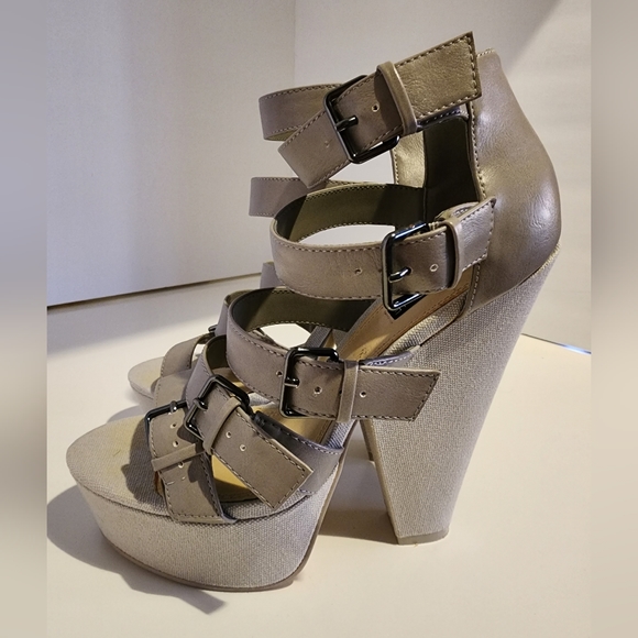 Izabella Rue Grey Heels with 4 Silver Buckles - Picture 2 of 6